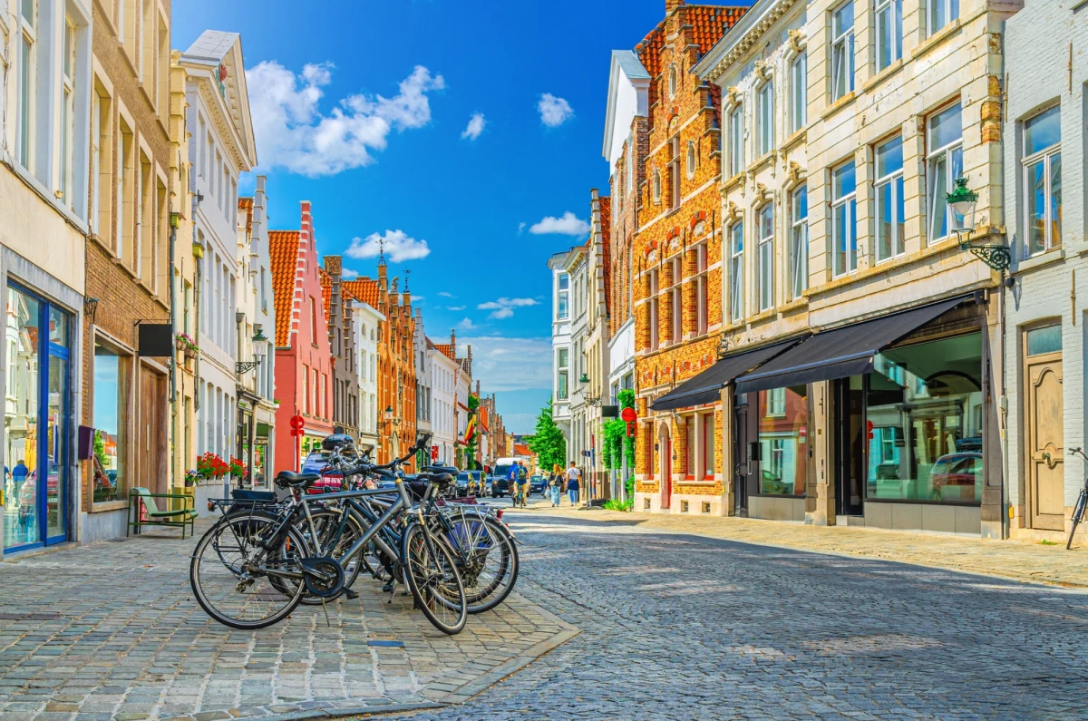 W malowniczym belgijskim mieście Brugia, które przyciąga turystów z całego świata swoim urokiem i historycznym centrum wpisanym na listę światowego dziedzictwa UNESCO, nagminnie dochodzi do niecodziennego rodzaju kradzieży. Miejscowe władze informują o znikającej... kostce brukowej, której kawałki są zabierane przez turystów do domów w ramach pamiątki.