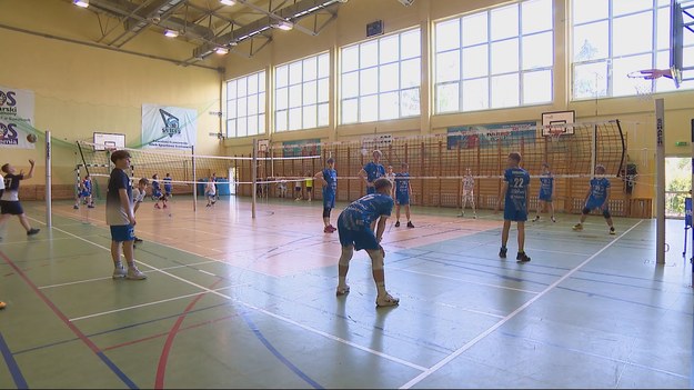 Podlaski bon turystyczny okazał się strzałem w dziesiątkę, samorządowcy z Suwałk idą więc krok dalej i proponują bon sportowy. Mogą z niego skorzystać uczniowie szkół podstawowych, a pieniądze można będzie wydać na zajęcia ruchowe i rekreacyjne. Ostatnie raporty są alarmujące, ponad 90 procent dzieci w Polsce nie umie prawidłowo biegać czy skakać. O szczegółach dla "Wydarzeń" Przemysław Sławiński.