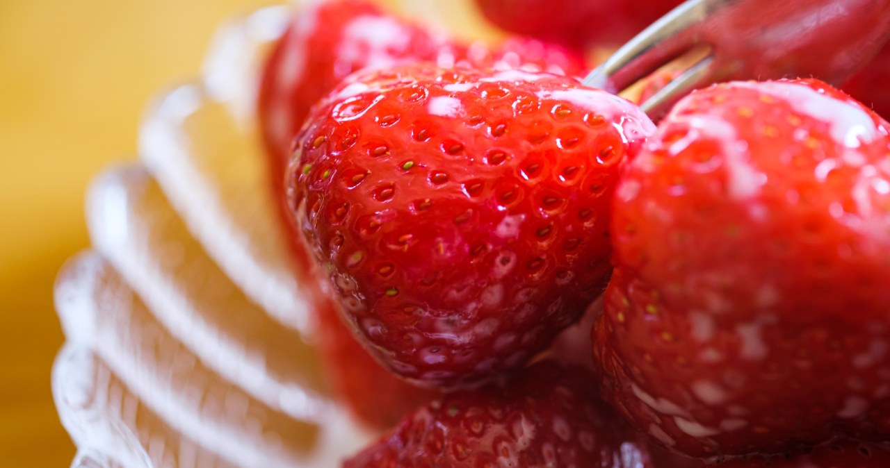 Myjesz w ten sposób truskawki? Dostarczasz do organizmu groźne pestycydy