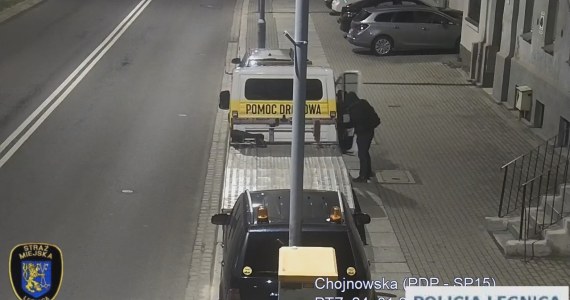 Złodziej aut w rękach policji. Został nagrany przez kamery monitoringu
