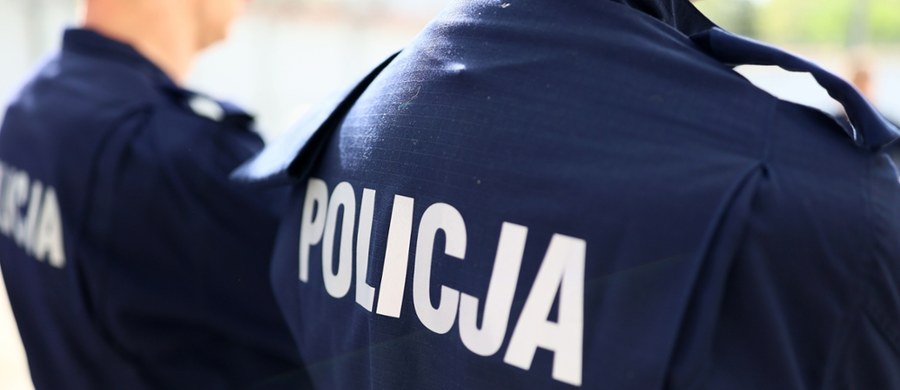 ​Do groźnego incydentu doszło dziś tuż przed południem w Radomsku (woj. łódzkie). 43-letni mężczyzna obrzucił budynek Komendy Powiatowej Policji kamieniami, wykrzykując wulgarne obelgi pod adresem funkcjonariuszy. Jak dowiedział się reporter RMF FM Krzysztof Zasada, agresywny napastnik został obezwładniony z użyciem ręcznego miotacza gazu i zatrzymany przez mundurowych.