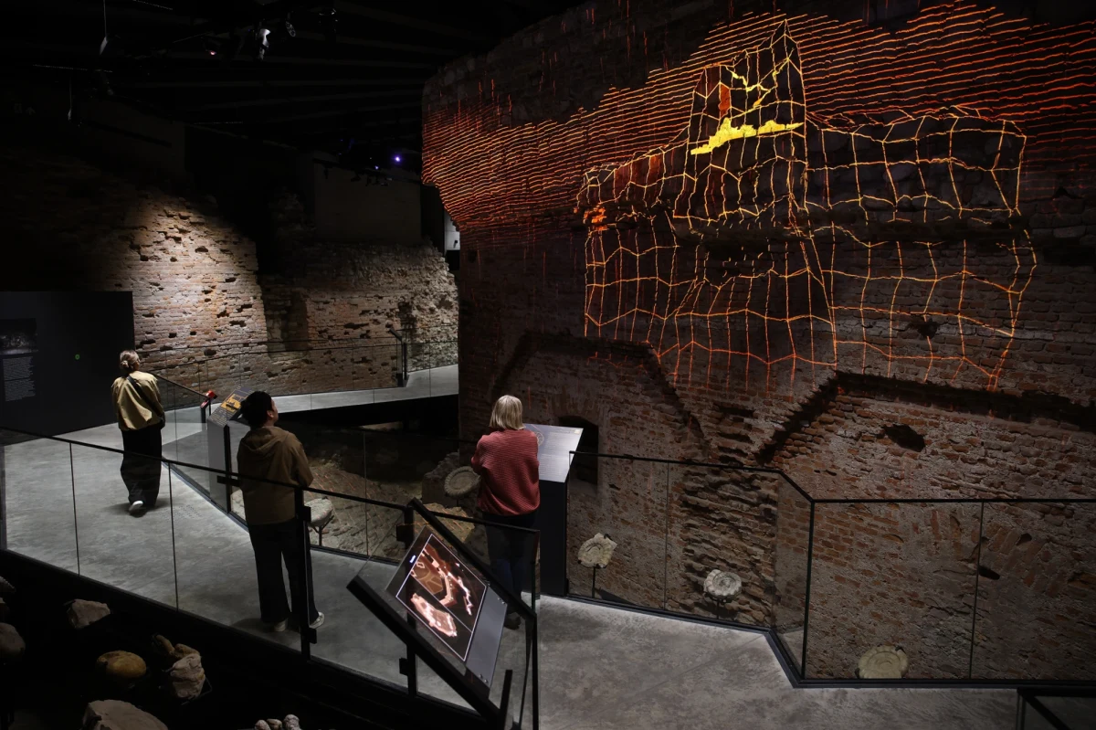 Pomiędzy murami obronnymi wzgórza prowadzi nowa trasa, którą otwiera Zamek Królewski na Wawelu. W trakcie zwiedzania będzie można zobaczyć najstarsze fragmenty fortyfikacji, a także poznać geologiczne początki Wawelu i legendy o smoku.