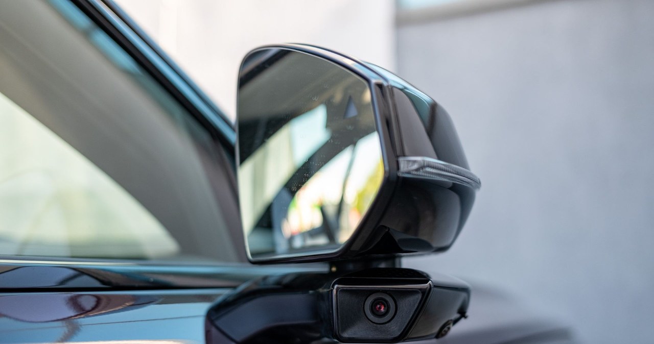 Lusterka w samochodzie mają ukryte funkcje. Wystarczy ruch ręką