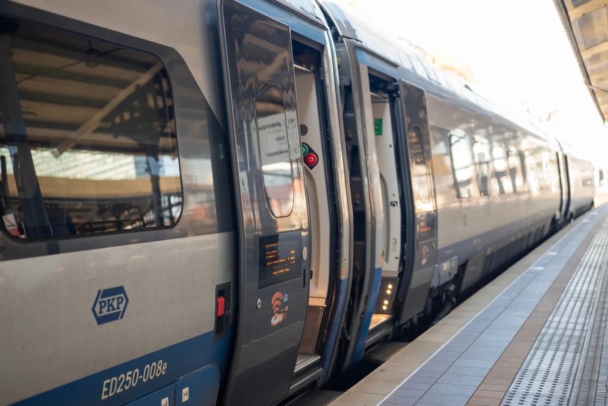 Już 14 czerwca, jeszcze przed oficjalnym rozpoczęciem wakacji, na trasę Koszalin – Mielno wraca sezonowe połączenie kolejowe. Miasto Koszalin przeznaczy na ten cel 340 tys. zł, a kursy będą realizowane dłużej i częściej niż w poprzednich latach.