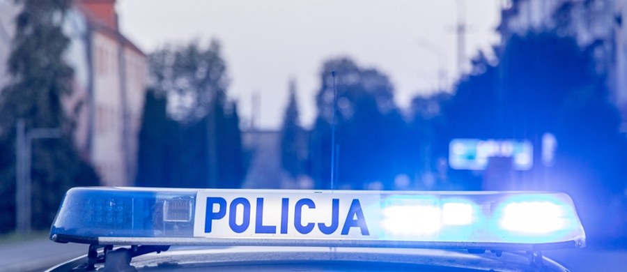 Policja zatrzymała kierowcę, który w czwartek po południu potrącił dwoje dzieci w Mąkowarsku niedaleko Bydgoszczy i uciekł z miejsca zdarzenia. Dzieci wracały z pobliskiego orlika. Jak informuje reporter RMF FM okazało się, że zatrzymany 22-letni mężczyzna ma czynny sądowy zakaz prowadzenia pojazdów. 