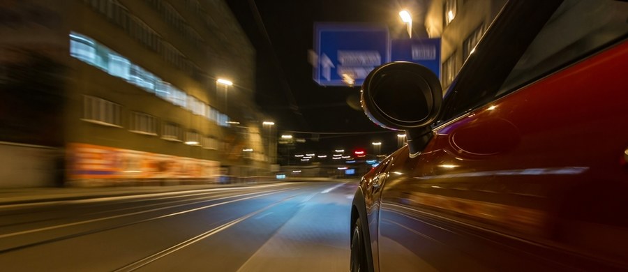 Według ustaleń policji, mieli pędzić ulicami miasta z prędkościami przekraczającymi 300 km/h. Przed Sądem Rejonowym w Białymstoku ruszył proces dwóch mężczyzn, którym zarzuca się stworzenie poważnego zagrożenia w ruchu drogowym.