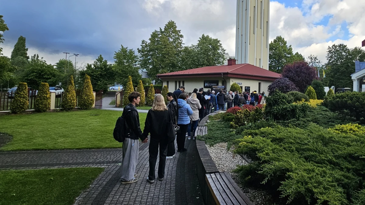 Warszawskie Bielany nie były tej nocy ciche. Mimo chłodu i uporczywego deszczu, setki osób ustawiły się w kolejce przed Domem Pogrzebowym Kucharski, by wziąć udział w jednej z najbardziej nietypowych odsłon tegorocznej Nocy Muzeów. Frekwencja przerosła wszelkie oczekiwania – 1637 odwiedzających w ciągu jednej nocy. Ostatni gość opuścił teren wydarzenia dopiero o godzinie 4:33 nad ranem. Wydarzenie zatytułowane „Ze Śmiercią Na Ty” miało na celu przełamanie społecznego tabu i zaproszenie zwiedzających do rozmowy o śmierci – temacie trudnym, ale nieuniknionym. I choć mogłoby się wydawać, że to niekonwencjonalne miejsce odstraszy część uczestników, było wręcz przeciwnie. Atmosfera była pełna skupienia, ale i żywego zainteresowania. Było mądrze, edukacyjnie i zaskakująco ciepło.