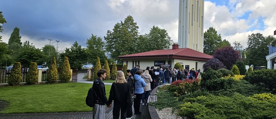 Warszawskie Bielany nie były tej nocy ciche. Mimo chłodu i uporczywego deszczu, setki osób ustawiły się w kolejce przed Domem Pogrzebowym Kucharski, by wziąć udział w jednej z najbardziej nietypowych odsłon tegorocznej Nocy Muzeów. Frekwencja przerosła wszelkie oczekiwania – 1637 odwiedzających w ciągu jednej nocy. Ostatni gość opuścił teren wydarzenia dopiero o godzinie 4:33 nad ranem. Wydarzenie zatytułowane „Ze Śmiercią Na Ty” miało na celu przełamanie społecznego tabu i zaproszenie zwiedzających do rozmowy o śmierci – temacie trudnym, ale nieuniknionym. I choć mogłoby się wydawać, że to niekonwencjonalne miejsce odstraszy część uczestników, było wręcz przeciwnie. Atmosfera była pełna skupienia, ale i żywego zainteresowania. Było mądrze, edukacyjnie i zaskakująco ciepło.