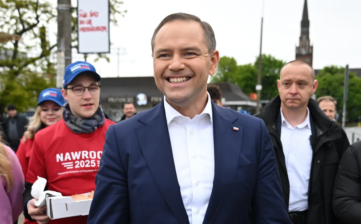 "Mamy trochę wspólnych znajomych" - powiedział Sławomir Mentzen podczas czwartkowej rozmowy, do której zaprosił Karola Nawrockiego. Sugerując, że kandydat popierany przez PiS powinien pokazać swoje bardziej "ludzkie" oblicze, Mentzen wspomniał, że Nawrocki wziął niegdyś udział w ustawce kibiców w lesie, w której 70 mężczyzn biło się z 70 innymi. Lider Konfederacji zapytał: "Kiedy emocje są większe: podczas walki bokserskiej czy podczas ustawki kibiców?". Oto co odpowiedział kandydat na prezydenta. 