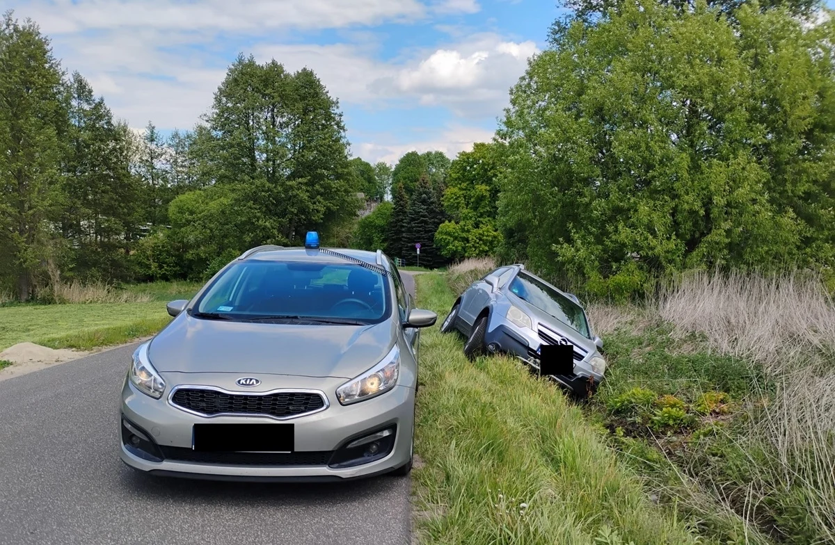 Policjanci zatrzymali kierowcę opla, który jadąc po pijanemu, wjechał do rowu, a następnie próbował uciec pieszo. Po sprawdzeniu okazało się, że nie posiada uprawnień do kierowania pojazdami.