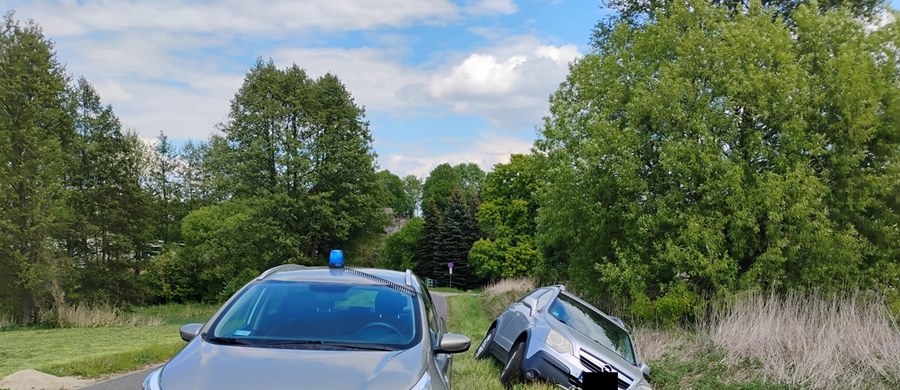 Policjanci zatrzymali kierowcę opla, który jadąc po pijanemu, wjechał do rowu, a następnie próbował uciec pieszo. Po sprawdzeniu okazało się, że nie posiada uprawnień do kierowania pojazdami.