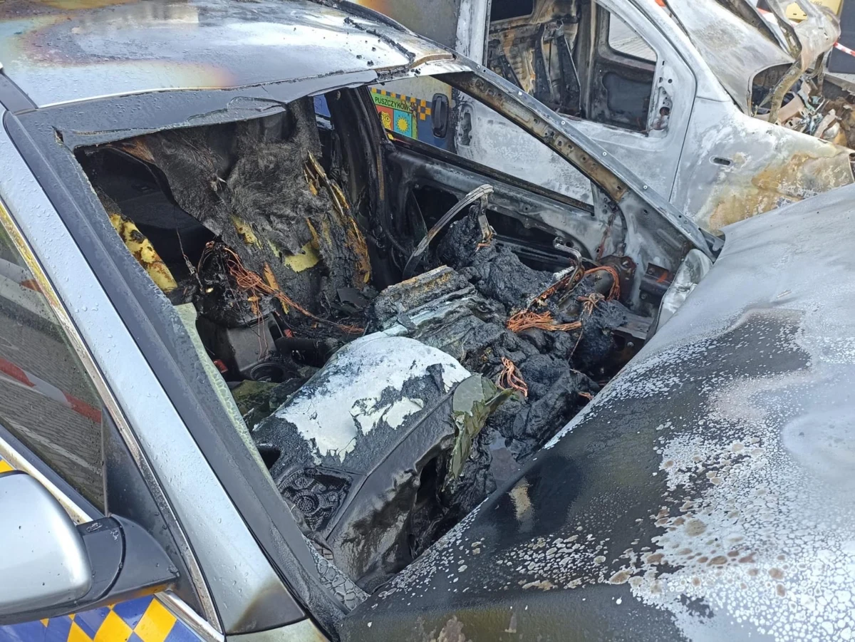 Policjanci z Puszczykowa i Poznania zatrzymali 14-letniego chłopca podejrzanego o podpalenie dwóch radiowozów straży miejskiej. Do podpaleń doszło nad ranem 21 maja przed siedzibą strażników. Straty oszacowano na 100 tysięcy złotych. Nastolatek odpowie za swoje czyny przed sądem dla nieletnich.