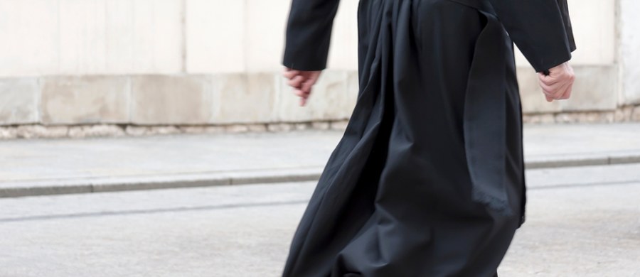 Na 5 lat więzienia skazał w czwartek Sąd Okręgowy w Rzeszowie byłego księdza Dominika R. za molestowanie nieletnich i posiadanie zdjęć pornograficznych. Były duchowny odbędzie karę w systemie terapeutycznym. Skrzywdził pięciu małoletnich chłopców.