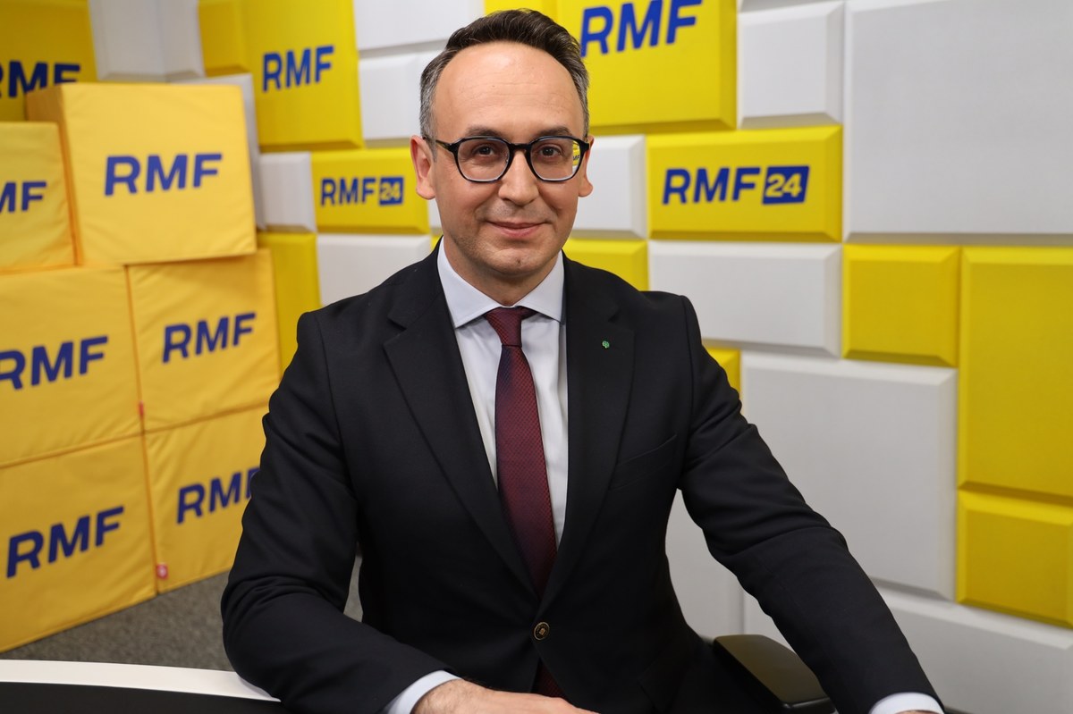 "Po wyborach pan premier chce podejść do zmian organizacyjnych, zrekonstruować część rządu, aby sprawniej działał. Ja się z tym zgadzam. Ministrowie to nie żubry, żeby trzymać ich pod ochroną. Ja także nie jestem pod ochroną, natomiast sam siebie nie będę oceniał" - powiedział w Popołudniowej rozmowie w RMF FM minister infrastruktury Dariusz Klimczak z Polskiego Stronnictwa Ludowego. Gość Marka Tejchmana odniósł się ostro m.in. do ostatniej wypowiedzi Ryszarda Petru, a także zapowiedział, że wkrótce będzie połączenie kolejowe do Lipska.