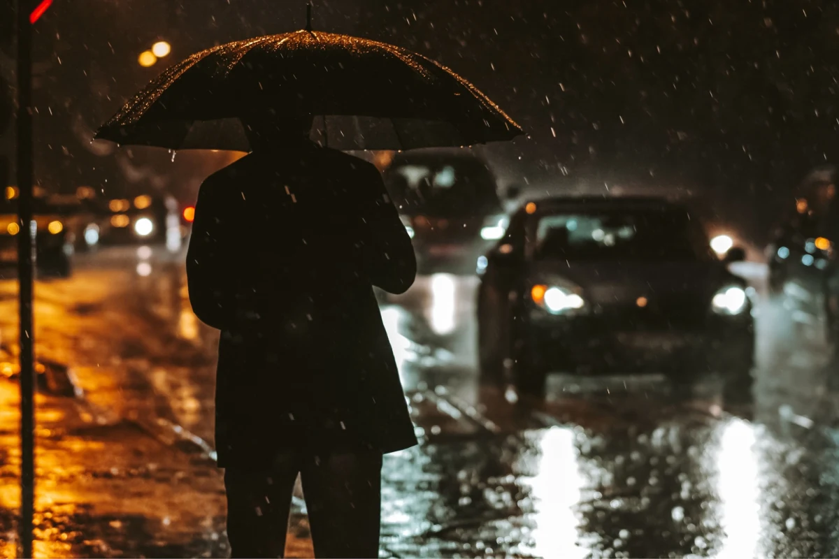 Noc z czwartku na piątek oraz piątkowy poranek zapowiadają się niespokojnie. W zachodniej części kraju będzie intensywnie padać. Mogą się pojawić również burze. Instytut Meteorologii i Gospodarki Wodnej wydał ostrzeżenia hydrologiczne pierwszego stopnia dotyczące gwałtownego wzrostu stanu wód.