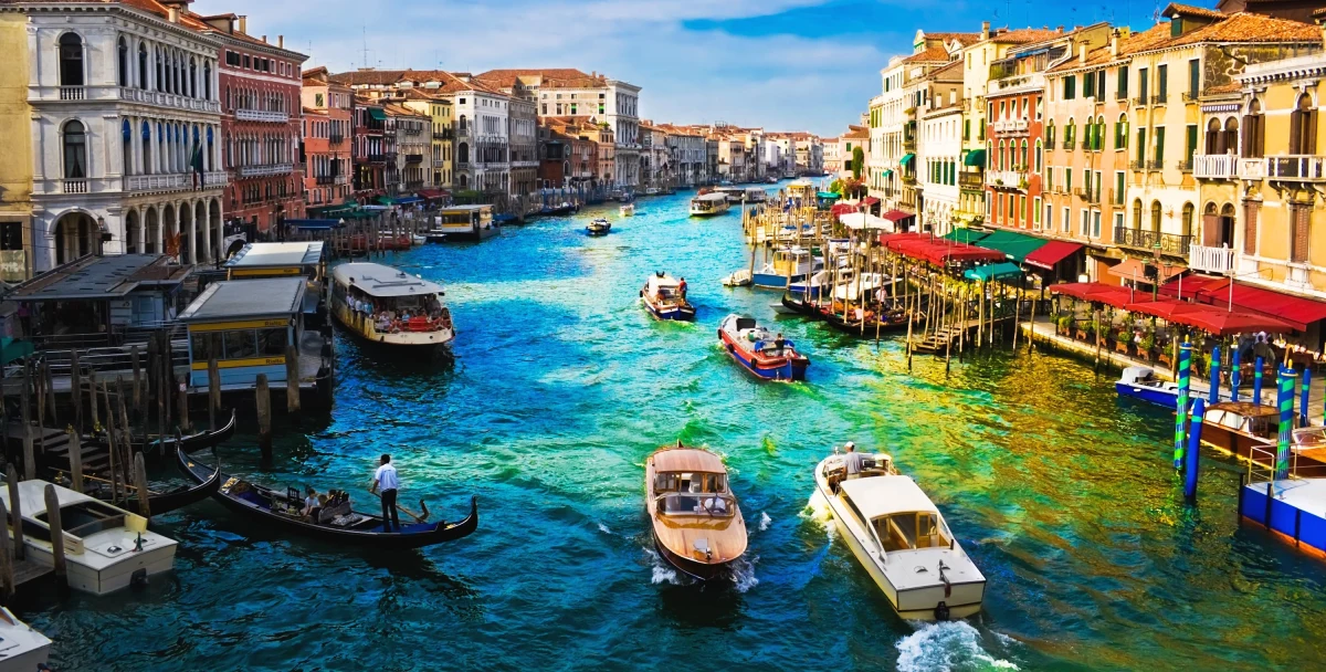 Do niebezpiecznego zdarzenia doszło w Wenecji. Wywróciła się gondola z turystami, którzy akurat robili sobie selfie i przechylili łódź w jedną stronę. Na szczęście nikomu nic się nie stało.