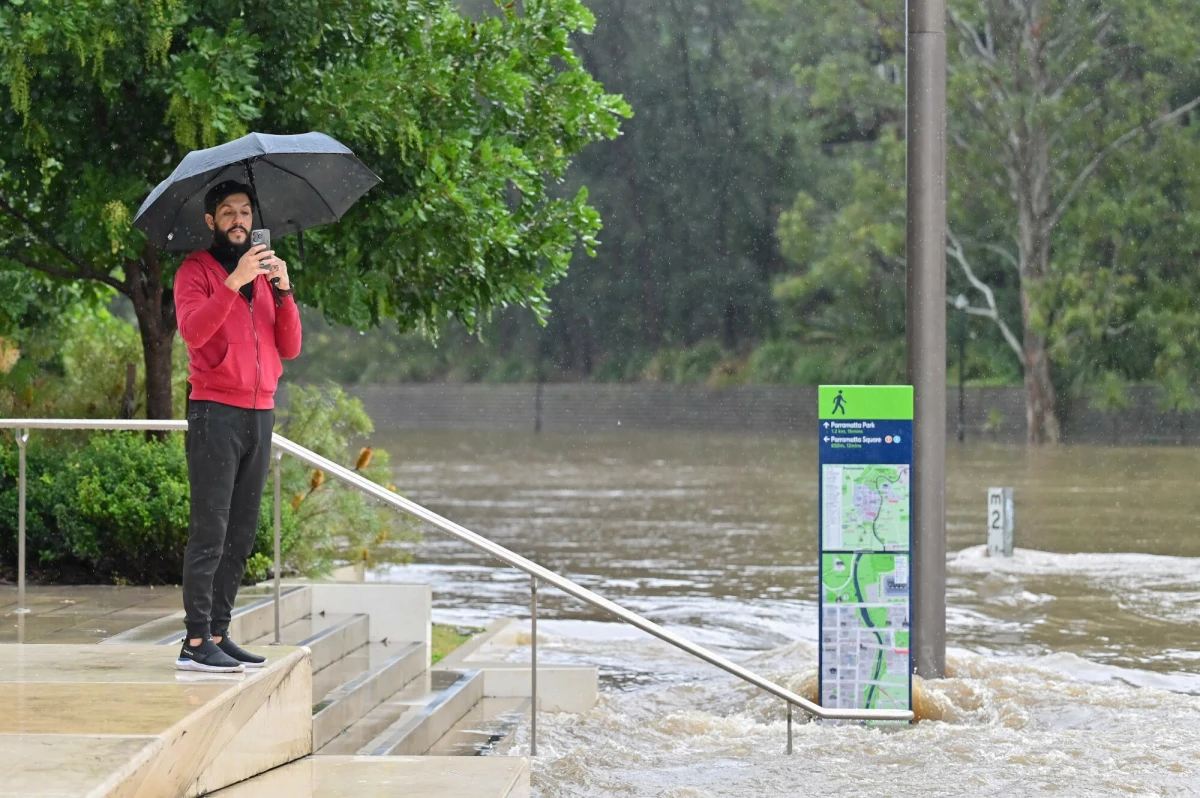 Rośnie bilans ofiar śmiertelnych gwałtownych powodzi, które nawiedziły stan Nowa Południowa Walia w południowo-wschodniej Australii. Według najnowszych informacji policji, cztery osoby nie żyją a jedna jest zaginiona. Pomimo ustania intensywnych opadów, ok. 50 tys. mieszkańców wciąż jest odciętych od świata.