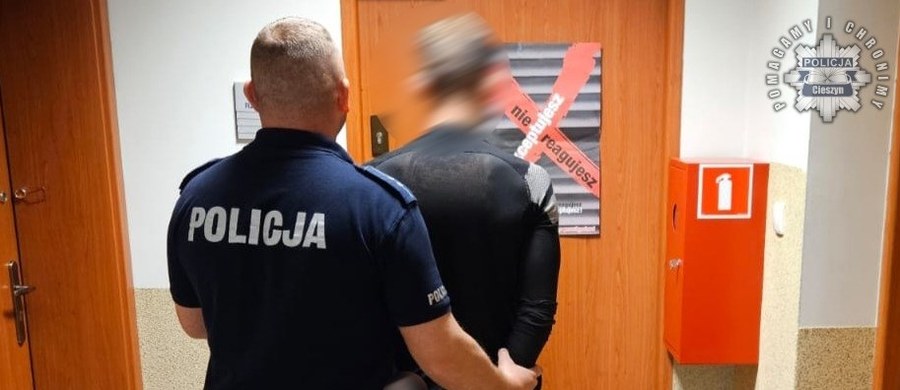 W Wilamowicach (Śląskie) 22-latek skorzystał z oferty podwiezienia samochodem. Nawet nie przypuszczał, jak zakończy się ta podróż. Po przejechaniu kilkuset metrów kierowca zatrzymał auto na poboczu i razem z pasażerką rzucili się na mężczyznę. Grozili mu, bili i żądali pieniędzy.