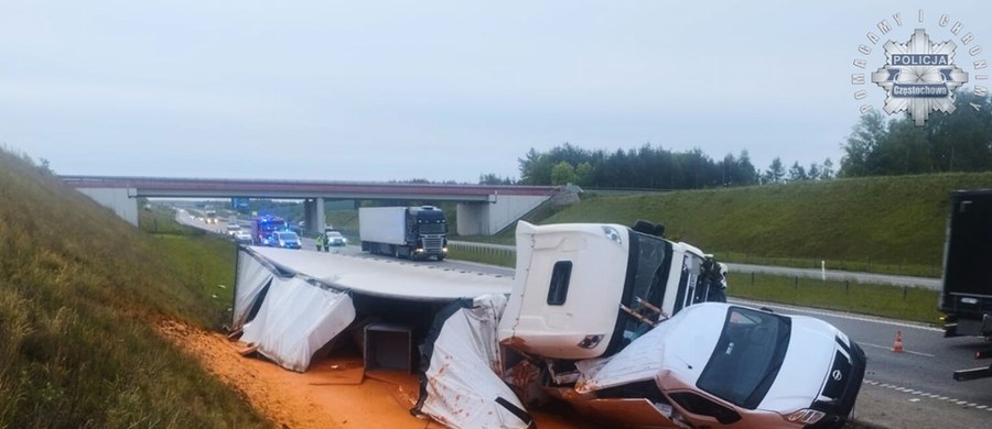 Kolizja na autostradzie A1, w rejonie miejscowości Wola Hankowska, w powiecie częstochowskim. Zderzyły się tam ciężarówka z busem. Z pojazdu ciężarowego wyciekł sos pomidorowy. 