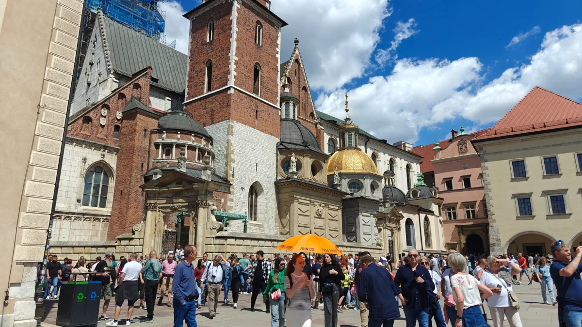 W 2024 roku Kraków odwiedziło 14,7 mln turystów. Wśród obcokrajowców aż jedną piątą stanowili Brytyjczycy, z innych regionów Polski pod Wawel najczęściej przyjeżdżają mieszkańcy Mazowsza i Śląska - wynika z raportu Małopolskiej Organizacji Turystycznej.