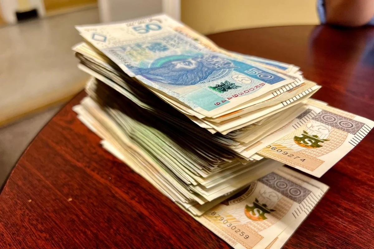 Policjanci na gorącym uczynku zatrzymali 60-latkę, która wyłudzała pieniądze od seniorów z Małopolski i Podkarpacia. Wpadło też dwóch taksówkarzy, którzy odwozili kobietę po popełnieniu przestępstw.  