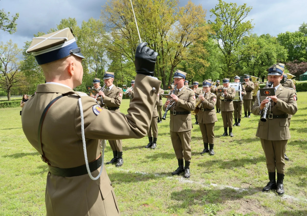 W Wojsku Polskim działa wyjątkowa jednostka, w której liczy się nie tylko sprawność fizyczna i umiejętności bojowe, ale również wygląd zewnętrzny i kultura osobista. Pułk Reprezentacyjny Wojska Polskiego, powołany w 2018 roku, to formacja, która reprezentuje wszystkie rodzaje Sił Zbrojnych RP. Kandydaci muszą spełniać wyjątkowo surowe kryteria - zarówno fizyczne, jak i wizerunkowe.