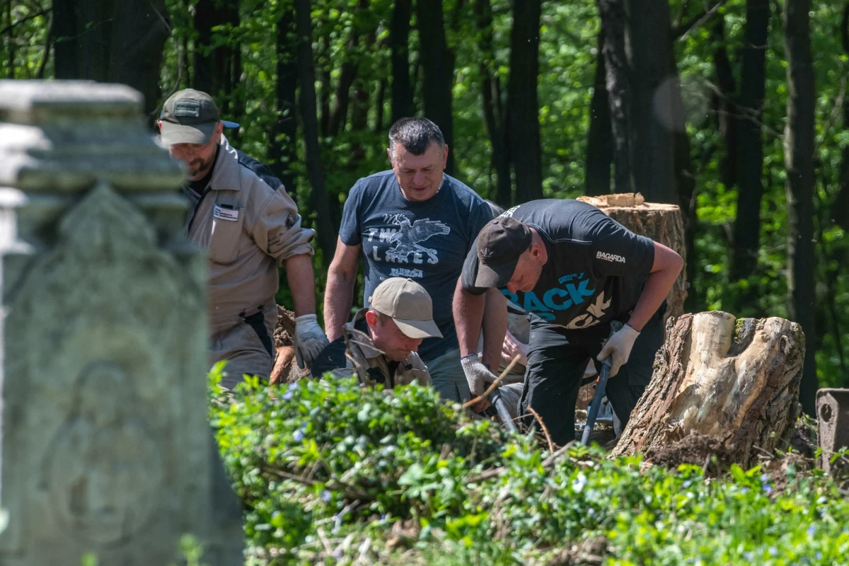 Będzie zgoda na ekshumacje ofiar zbrodni wołyńskiej w Hucie Pieniackiej na Ukrainie - zapowiedział w Rozmowie o 7:00 w Radiu RMF24 ambasador Ukrainy w Polsce Wasyl Bodnar. O uruchomienie prac badawczych w tym miejscu jesienią ubiegłego roku wnioskował Instytut Pamięci Narodowej.