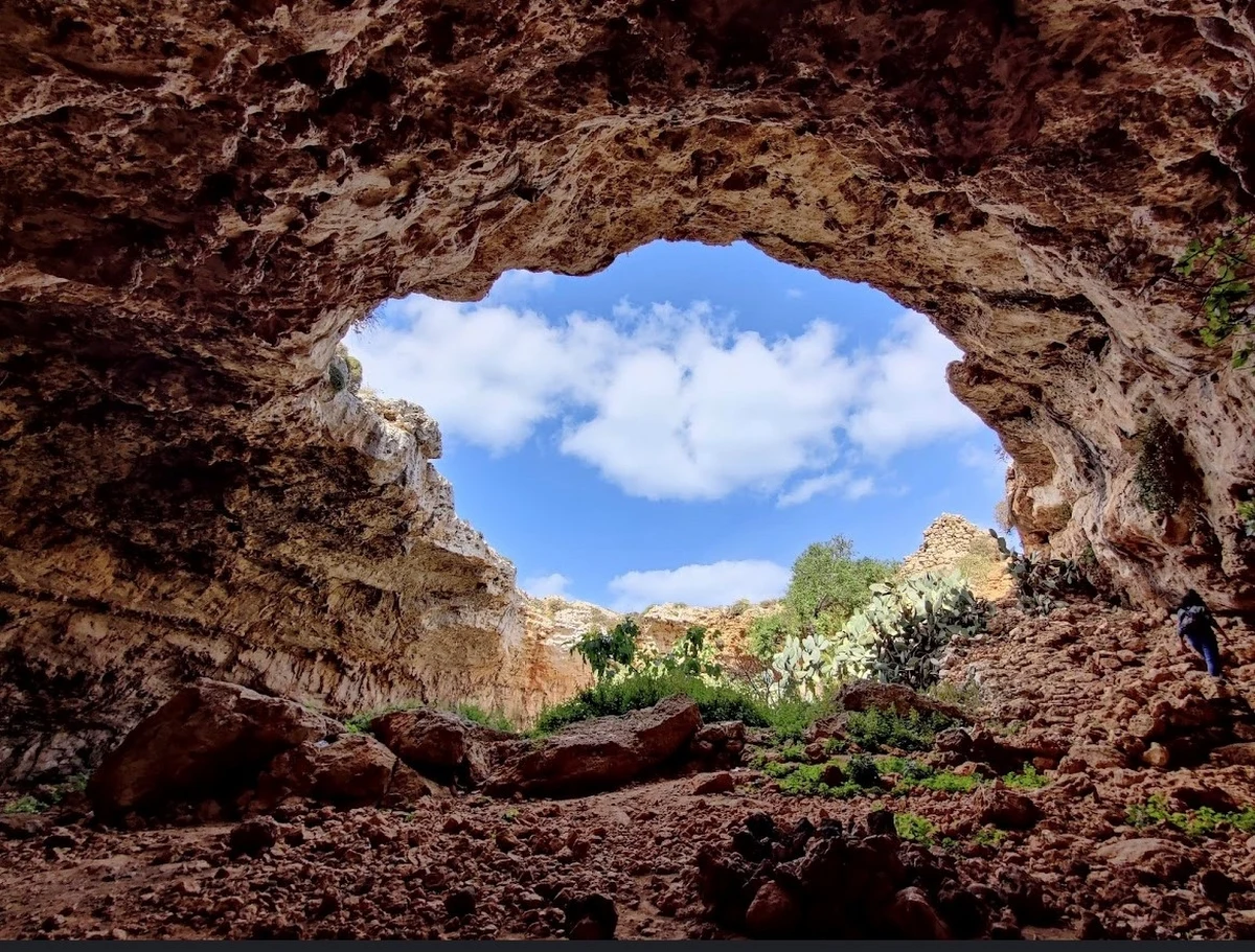 Malta była zamieszkana przez ludzi co najmniej 8 500 lat temu - ujawniono w najnowszych badaniach naukowców z Instytutu Geoantropologii im. Maxa Plancka oraz Uniwersytetu Maltańskiego. To o ponad tysiąc lat wcześniej, niż dotychczas sądzono, co radykalnie zmienia dotychczasowe wyobrażenie o historii tego wyspiarskiego kraju. Odkrycie to, dokonane w jaskini Latnija w miejscowości Mellieħa, na północy Malty, wskazuje na obecność społeczności łowiecko-zbierackich w okresie mezolitu, znacznie przed pojawieniem się rolnictwa i cywilizacji megalitycznych, które dotąd uważano za początek osadnictwa na wyspie.