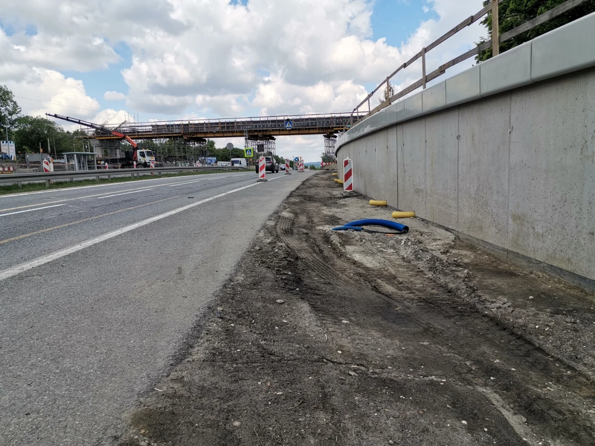 Kierowcy wybierający się w kierunku Zakopanego od poniedziałku muszą się liczyć z utrudnieniami. W Myślenicach drogowcy będą rozbierać deskowanie budowanego tam wiaduktu i jego wsporników.       