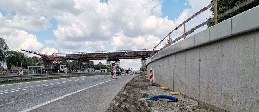 Kierowcy wybierający się w kierunku Zakopanego od poniedziałku muszą się liczyć z utrudnieniami. W Myślenicach drogowcy będą rozbierać deskowanie budowanego tam wiaduktu i jego wsporników.       