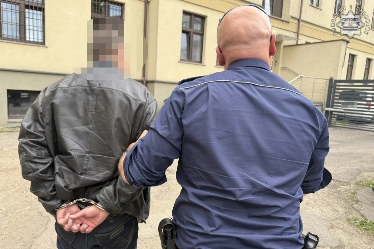 Policjanci z Tarnowskich Gór zatrzymali 47-letniego mężczyznę, który z ukrycia fotografował dzieci bawiące się na placu zabaw przy ulicy Morcinka. W jego telefonie funkcjonariusze odkryli materiały pornograficzne z udziałem małoletnich. Zatrzymany usłyszał już prokuratorskie zarzuty i został objęty policyjnym dozorem. Grozi mu do 5 lat więzienia.