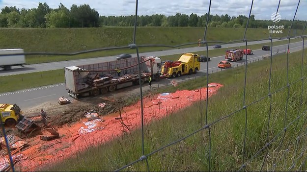 Bus i ciężarówka w rowie, tony sosu pomidorowego na autostradzie. Choć miejsce wypadku pod Częstochową wyglądało makabrycznie, nikomu nic się nie stało. Kto zawinił i jak długo trzeba było sprzątać, o tym dla "Wydarzeń" Jakub Zegadło.