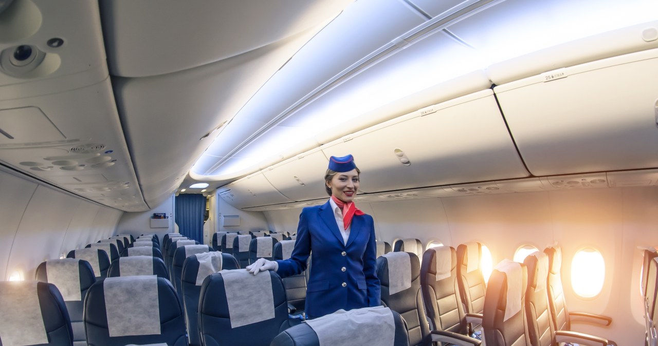 Stewardesy zawsze to robią, gdy wsiadamy do samolotu. Pozornie zwyczajny gest jest środkiem ostrożności