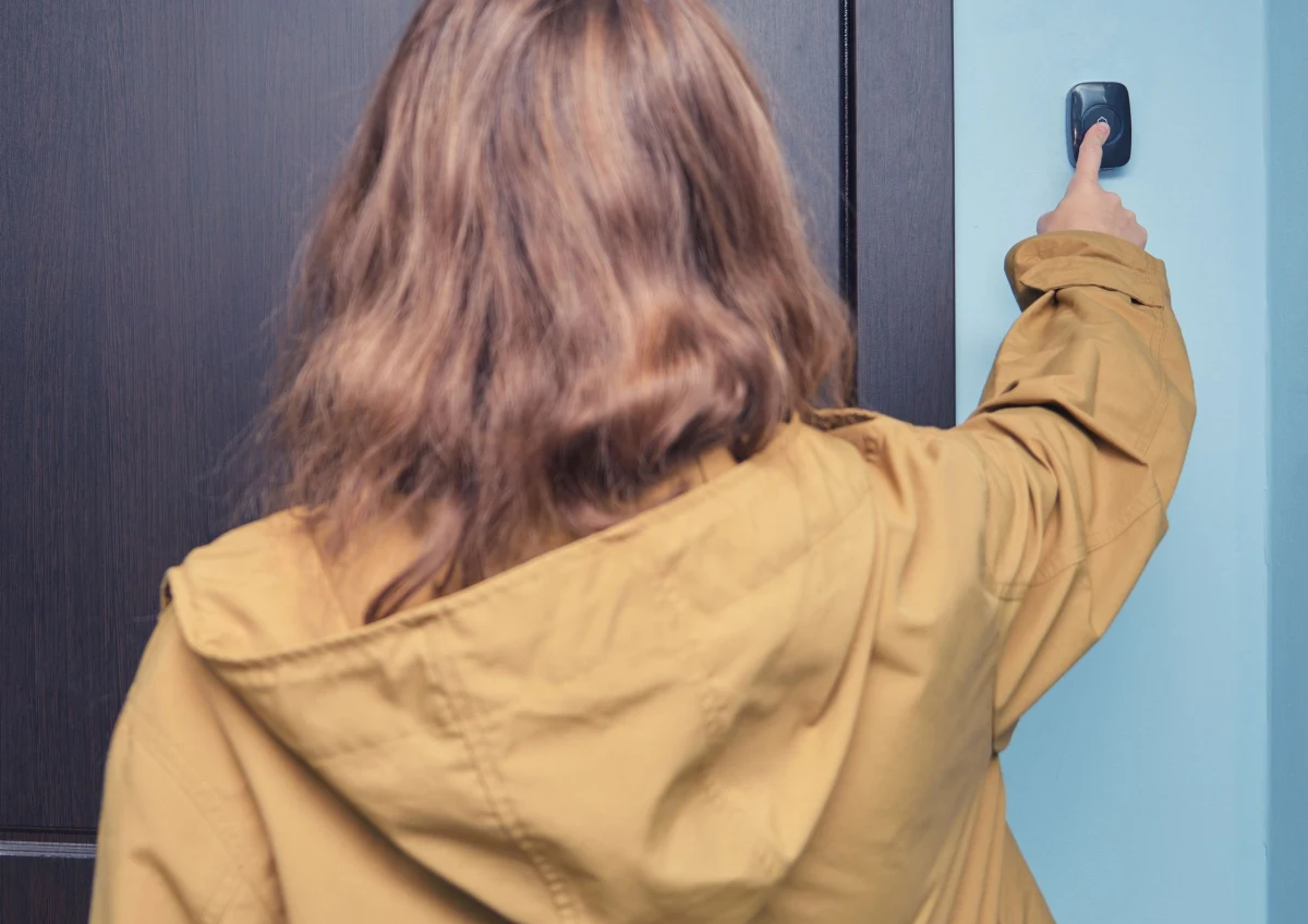 Podawała się za kurierkę, a jej celem nie była dostawa paczki, a kradzież pieniędzy. Kobieta, która oszukała starszą osobę w Katowicach, usłyszała wyrok. "Zostawiła odcisk na drzwiach mieszkania, z którego ukradła pieniądze" - dowiedział się reporter RMF FM Marcin Buczek.