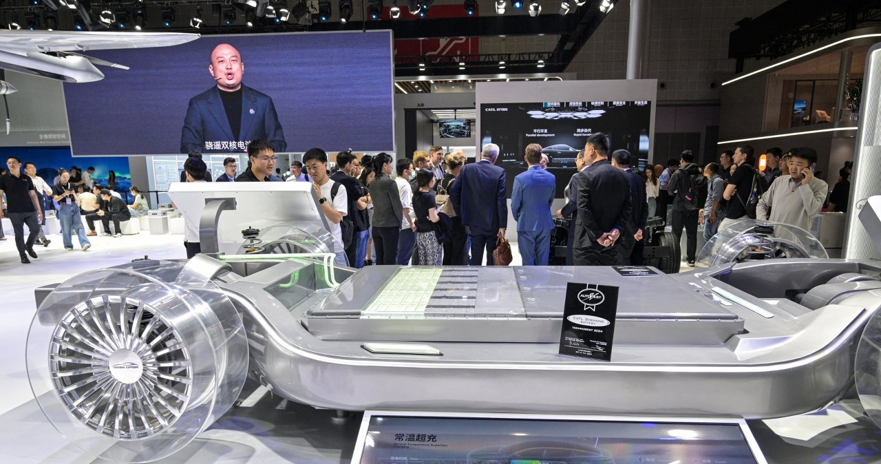 12 lat albo 1 mln kilometrów. Chińczycy znów wywracają stolik z akumulatorami