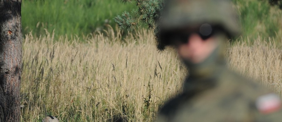 Kolejne zniszczenia od pocisków w cywilnym budynku w pobliżu strzelnicy w miejscowości Augustowo na Podlasiu. Jak nieoficjalnie dowiedział się reporter RMF FM Krzysztof Zasada, w halach warsztatowych położonych około 200 metrów od strzelnicy natrafiono na przestrzeliny i najprawdopodobniej trzy pociski.