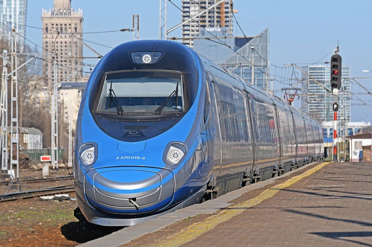 W wakacje pociąg Express InterCity Premium, czyli popularne Pendolino, będzie kursował z Warszawy, przez Poznań i Szczecin, aż do Świnoujścia. Obecnie trasa kończy się w Szczecinie. Wydłużenie połączenia nastąpi 18 czerwca. Atrakcyjną ofertę dla wybierających się na urlop nad Bałtykiem mają też Koleje Dolnośląskie. Od 21 czerwca pociąg "Premium Nadmorski" w zaledwie 5 godzin i 7 minut dowiezie pasażerów z Wrocławia do Świnoujścia.    

