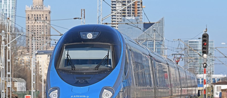 W wakacje pociąg Express InterCity Premium, czyli popularne Pendolino, będzie kursował z Warszawy, przez Poznań i Szczecin, aż do Świnoujścia. Obecnie trasa kończy się w Szczecinie. Wydłużenie połączenia nastąpi 18 czerwca. Atrakcyjną ofertę dla wybierających się na urlop nad Bałtykiem mają też Koleje Dolnośląskie. Od 21 czerwca pociąg "Premium Nadmorski" w zaledwie 5 godzin i 7 minut dowiezie pasażerów z Wrocławia do Świnoujścia.    

