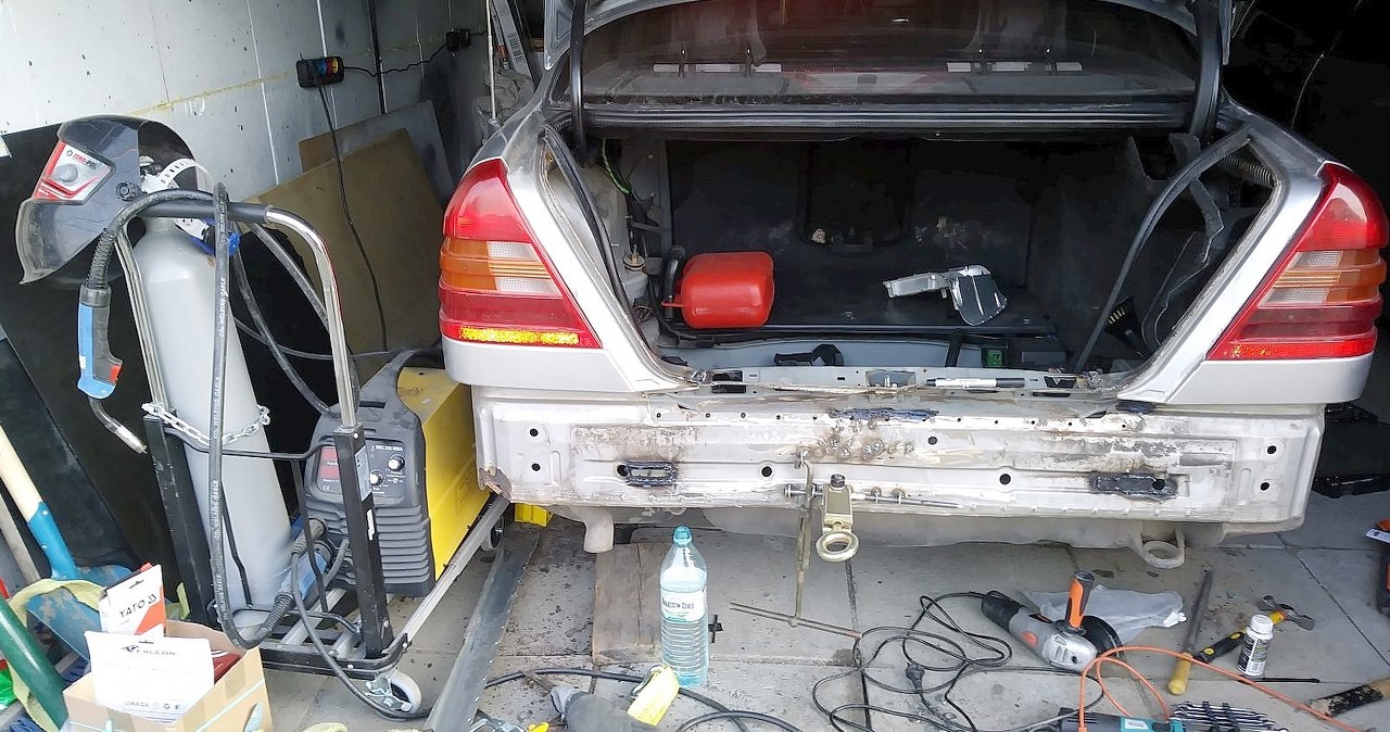 Handlarze nie bawią się już w szpachlę. Co robią z autami po wypadku?