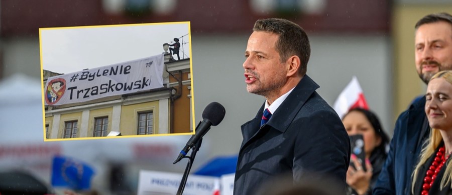 Podczas czwartkowego wiecu Rafała Trzaskowskiego w Tarnowie doszło do niecodziennego incydentu, który szybko stał się hitem internetu. Mężczyzna przebrany za kultowego filmowego bohatera - Zorro - wspiął się na dach jednej z kamienic na tarnowskim rynku i wywiesił ogromny transparent z napisem "#Byle nie Trzaskowski". Policja szybko przystąpiła do działania.