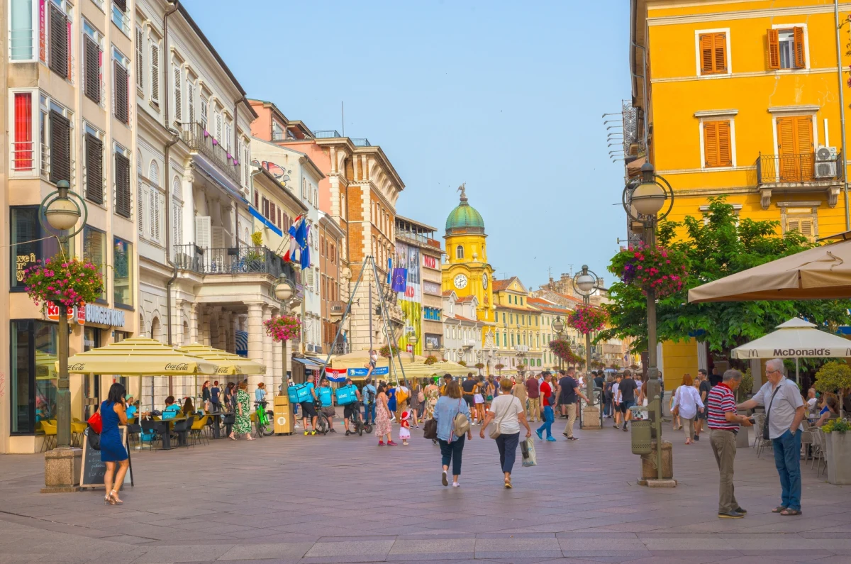 Już od 27 czerwca Polacy będą mogli bezpośrednio dojechać z Warszawy nad Adriatyk dzięki nowemu połączeniu PKP Intercity do chorwackiej Rijeki. Choć miasto nie cieszyło się dotąd wielką popularnością wśród turystów znad Wisły, nadchodzące wakacje mogą to zmienić. Rijeka zachwyca nie tylko położeniem, ale też licznymi atrakcjami: od zabytkowych świątyń po tętniącą życiem promenadę Korzo.