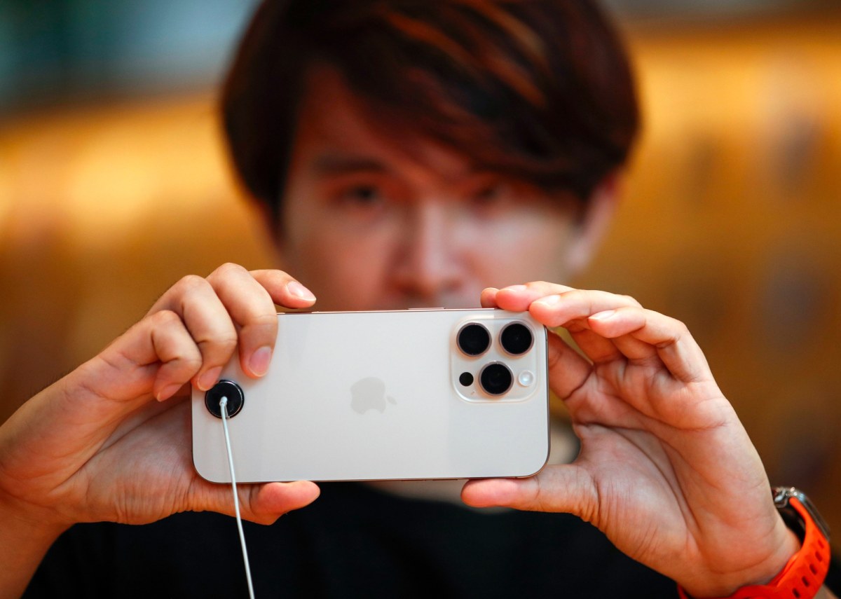 Telefony iPhone w centrum sporu. Co będzie z ich produkcją?