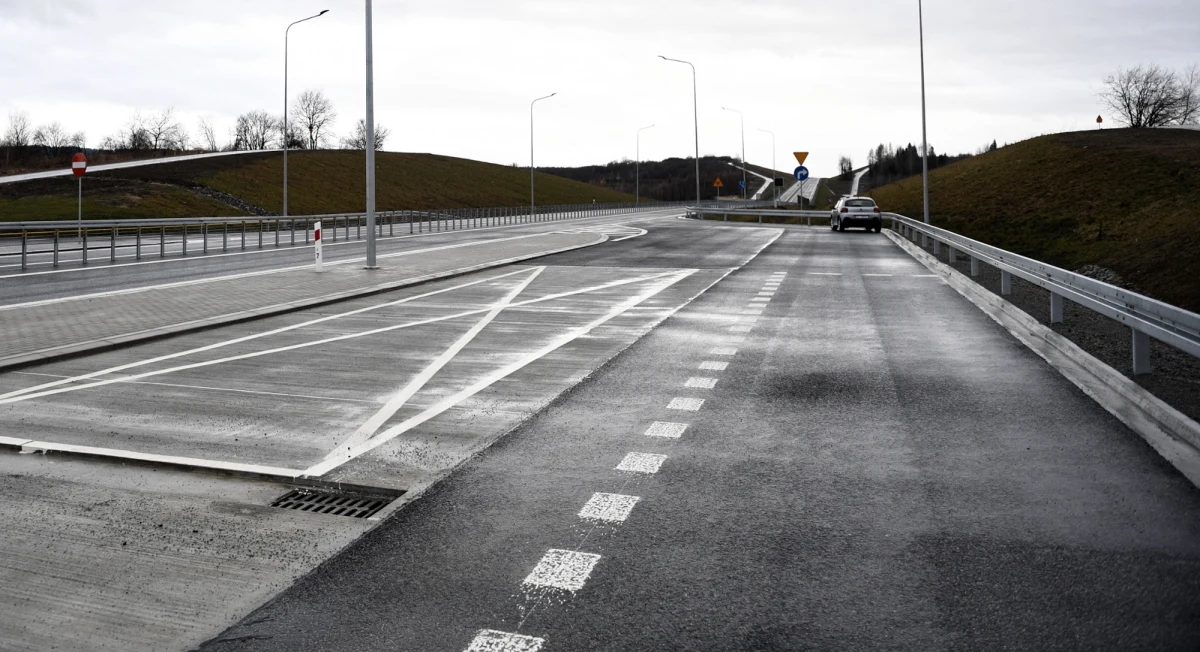 W dniach 26-30 maja na obwodnicy Sanoka na Podkarpaciu będą prowadzone prace gwarancyjne. Obwodnica zostanie zamknięta, a służby przekieruję ruch na drogę wojewódzką 886 i drogę krajową 28. Co jeszcze muszą wiedzieć kierowcy?