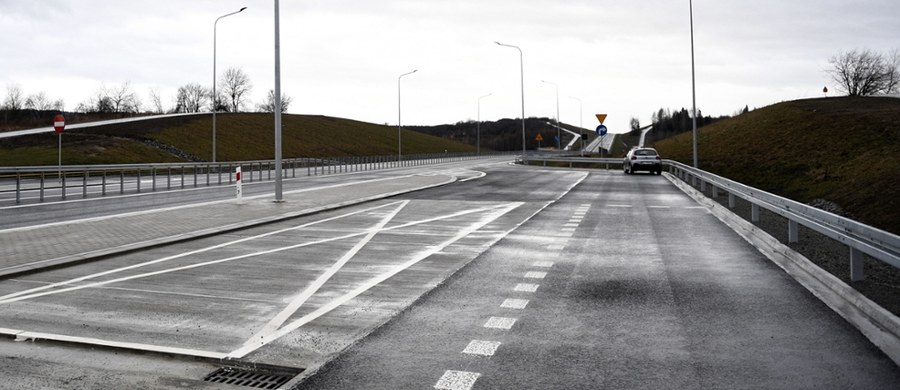 W dniach 26-30 maja na obwodnicy Sanoka na Podkarpaciu będą prowadzone prace gwarancyjne. Obwodnica zostanie zamknięta, a służby przekieruję ruch na drogę wojewódzką 886 i drogę krajową 28. Co jeszcze muszą wiedzieć kierowcy?