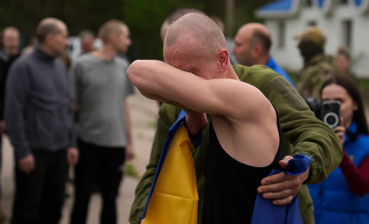 Kijów i Moskwa rozpoczęły największą od początku rosyjskiej inwazji wymianę jeńców wojennych. Prezydent Ukrainy Wołodymyr Zełenski poinformował w piątek, że z rosyjskiej niewoli wróciło 390 ukraińskich wojskowych i cywilów.