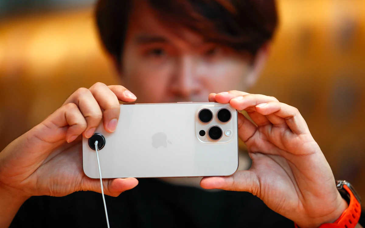 Jeśli nie przeniesiecie produkcji iPhonów do USA, zapłacicie co najmniej 25 proc. cła – taką groźbę skierował w piątek prezydent USA Donald Trump do giganta technologicznego, firmy Apple. Komentatorzy oceniają to jako zaostrzenie sporu na linii Trump – Tim Cook (szef Apple).