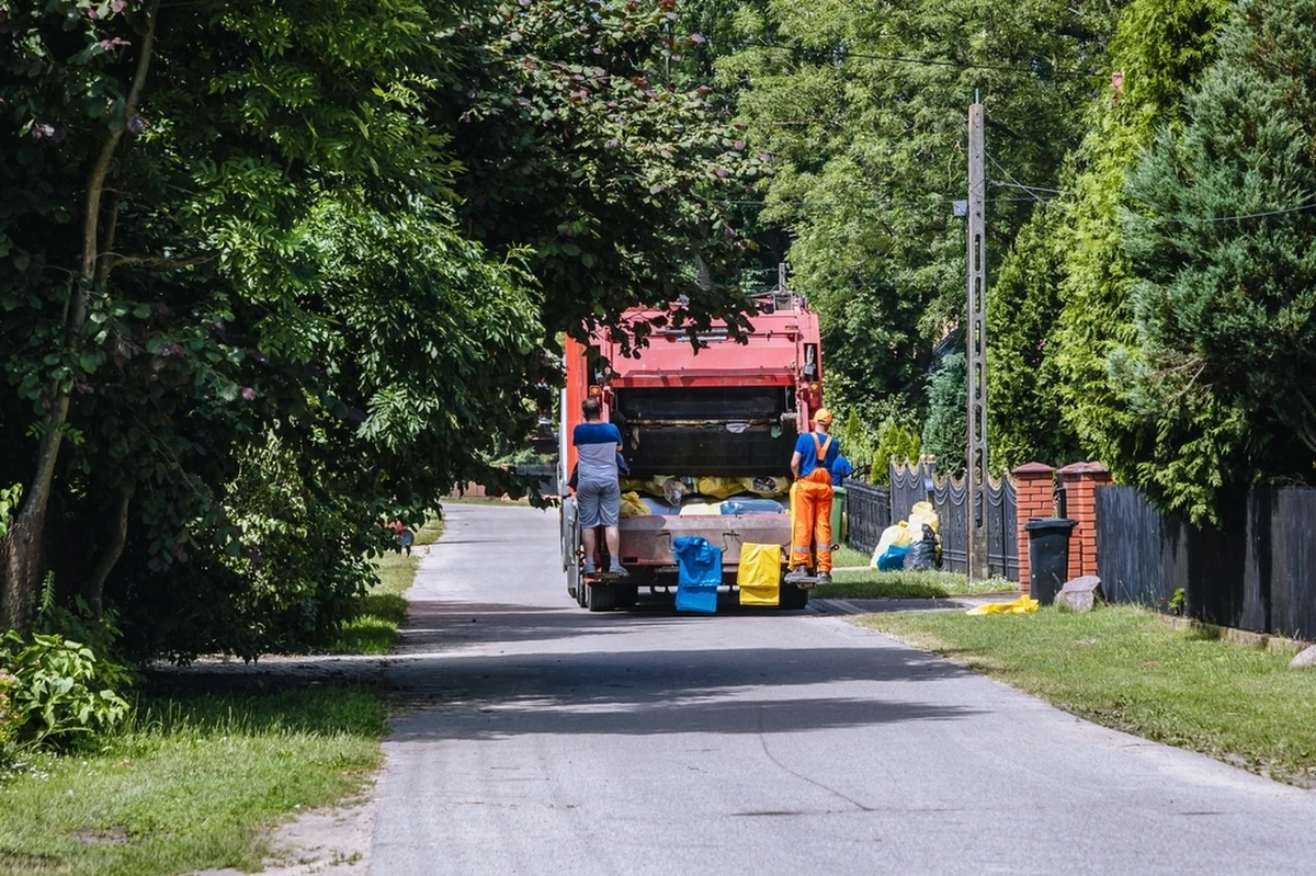 O miesiąc opóźni się w Lublinie podwyżka opłat za wywóz śmieci od mieszkańców, a nowy system rozliczeń ma wyglądać inaczej, niż pierwotnie planowano. Wszystko to pod warunkiem, że w najbliższy czwartek Rada Miasta zatwierdzi zmiany proponowane przez prezydenta miasta po skargach spółdzielni i wspólnot mieszkaniowych