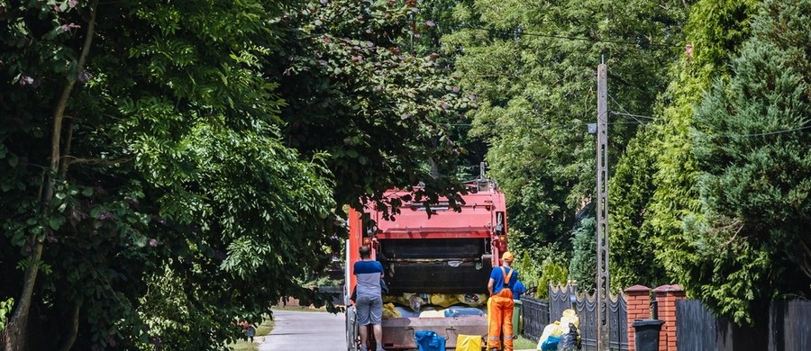 O miesiąc opóźni się w Lublinie podwyżka opłat za wywóz śmieci od mieszkańców, a nowy system rozliczeń ma wyglądać inaczej, niż pierwotnie planowano. Wszystko to pod warunkiem, że w najbliższy czwartek Rada Miasta zatwierdzi zmiany proponowane przez prezydenta miasta po skargach spółdzielni i wspólnot mieszkaniowych