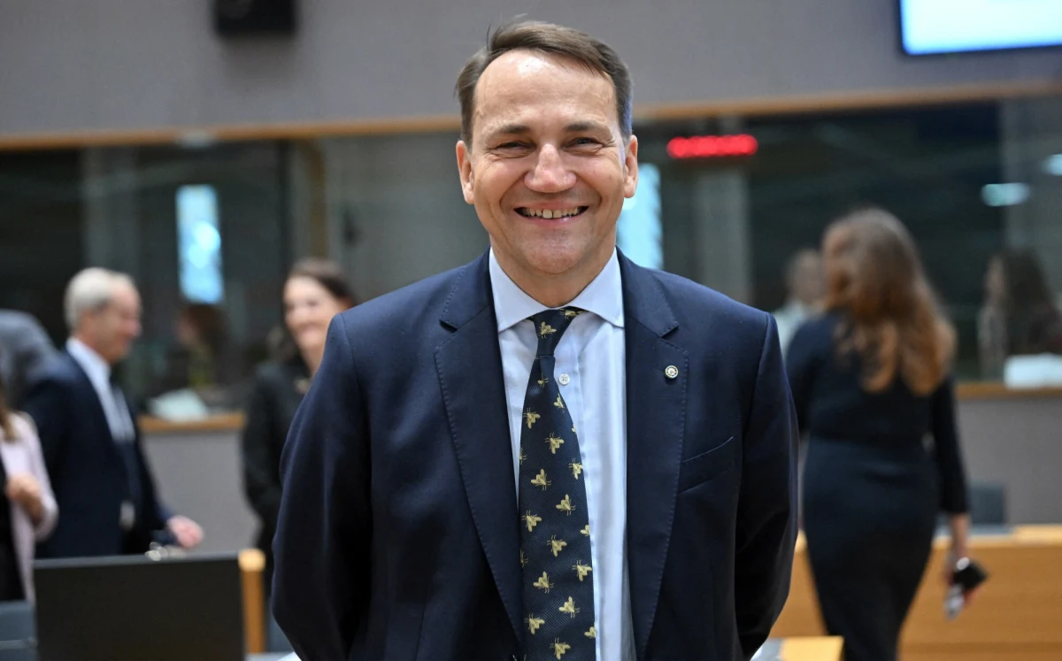 Donald Trump napisał na platformie Truth Social, że zamierza nałożyć stawkę celną w wysokości 50 proc. na import z Unii Europejskiej. Zmiany mają wejść w życie od 1 czerwca. W związku z tym minister spraw zagranicznych Radosław Sikorski ma do kandydata popieranego przez PiS, Karola Nawrockiego, zasadnicze pytanie.