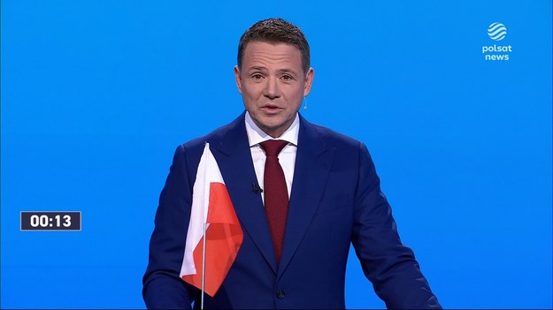 Debata prezydencka. Starcie Rafała Trzaskowskiego i Karola Nawrockiego. Kolejnym segmentem jest polityka społeczna. - Wie pan, dlaczego dbam o mieszkania komunalne? Bo właśnie byli różni ludzie. Tacy cwaniacy się pojawiali, którzy próbowali wykupywać za tych ludzi mieszkających w mieszkaniach komunalnych mieszkania z bonifikatą, żeby na tym robić interes - Trzaskowski. - Miał pan możliwość zachowania się w sposób przyzwoity i zadeklarowania wszystkim Polakom, że ta rodzina z 6-letnim chłopcem wróci na Marszałkowską 66 - Nawrocki. - I właśnie to zrobiłem – skontrował Trzaskowski. - Mało pan buduje mieszkań komunalnych, deweloperzy się panu odwdzięczają, wpłacając na kampanię wyborczą - Nawrocki. - Niech pan zerknie, kto wpłaca na pana kampanię wyborczą. Bo to jest Morawiecki, Obajtek - ci ludzie, którzy obrośli majątkiem, tłuste PiS-owskie koty - Trzaskowski. - Deweloperzy, milionerzy, bankierzy mają na krótkiej smyczy pana Rafała Trzaskowskiego - Nawrocki. - Czy podpisze pan projekt ustawy zaostrzający kary za przemoc wobec funkcjonariuszy policji na stadionach? - Trzaskowski. - Więcej o ustawkach mógłby panu powiedzieć pana szef Donald Tusk, który chwalił się tym oficjalnie - Nawrocki. - Widzę, że jest pan z tego dumny - Trzaskowski do Nawrockiego o braniu udziału w kibolskich ustawkach. - Głosował pan przeciwko obniżeniu wieku emerytalnego – powiedział Nawrocki.